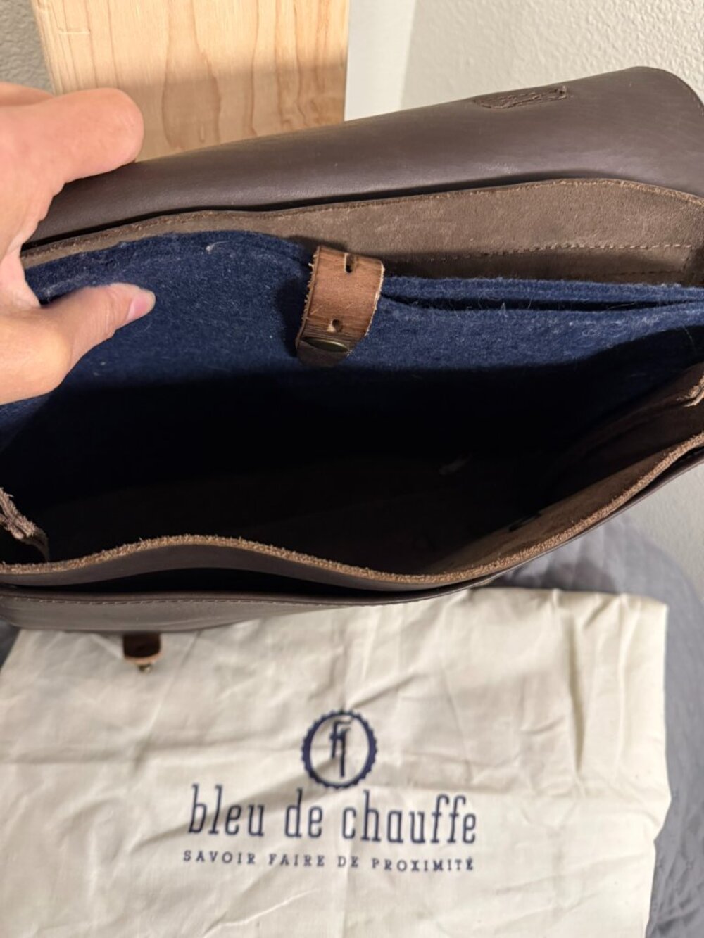 Bleu de chauffe dark brown leather postman bag with dust cover - Picture 8 of 16